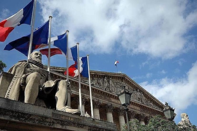 Fransa'da hükümetin yasağına öfkelenen çiftçilerden gübreli protesto