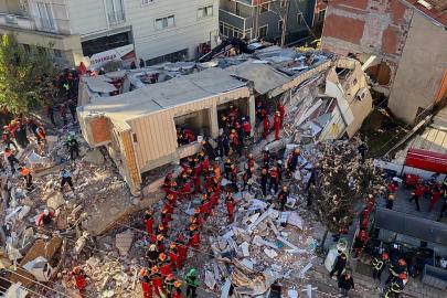 Gebze’de 7 katlı bir bina çöktü: 4 kişinin cansız bedenine ulaşıldı, 1 kişi sağ çıkarıldı