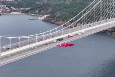 İstanbul Boğazı kırmızı-beyaza büründü