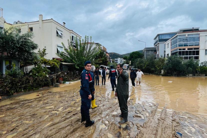 İzmir Foça'da sağanak hayatı olumsuz etkiledi