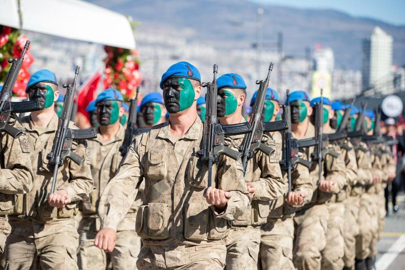 İzmirliler Cumhuriyet Bayramı'nı coşkuyla kutluyor