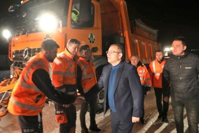 Kars Valisi Ziya Polat, karla mücadele ekibini ziyaret etti