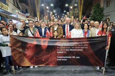 Menemen'de binler, Cumhuriyet sevgisiyle yürüdü