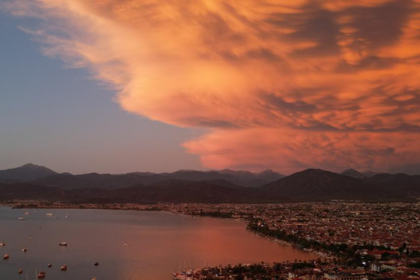 Muğla'nın Fethiye ilçesinde sağanak sonrası “Mammatus Bulutları” görüldü