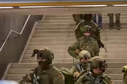 Almanya ordusunun özel birimi Berlin metrosunda eğitim yapıyor