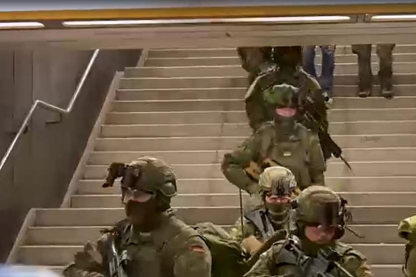 Almanya ordusunun özel birimi Berlin metrosunda eğitim yapıyor