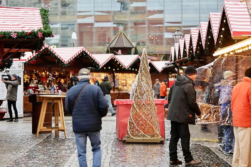 Almanya'da Magdeburg Noel pazarı, ölümcül araçlı saldırıdan bir yıl sonra yeniden açıldı
