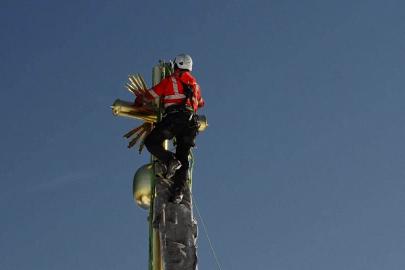 Almanya'daki Zugspitze'nin yenilenen zirve haçı tam restorasyon sonrası yerine döndü
