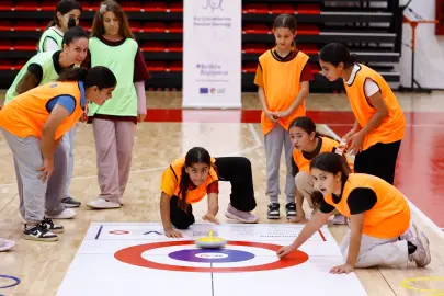 Antalya’da kız çocukları 'Floor Curling' ile tanışıyor