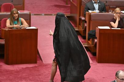 Avustralyalı senatör Pauline Hanson parlamentoda burka giydiği için uzaklaştırıldı