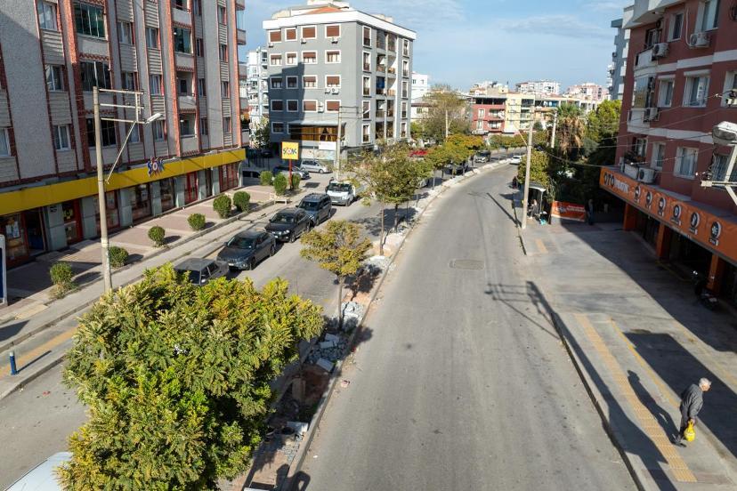 Buca’da az su isteyen bitkilerle yeşil alanlarda büyük dönüşüm