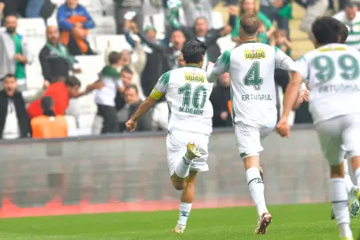 Bursaspor son dakika golüyle 2-1 kazandı... Zirveye bir adım kaldı