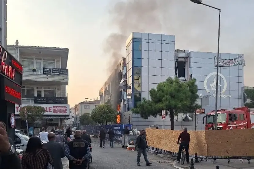 Düzce'de belediye binası yıkımında yangın paniği!