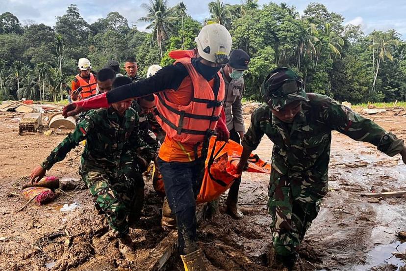 Endonezya'da 400'den fazla can alan sel ve heyelanların bıraktığı yıkım havadan görüntülendi