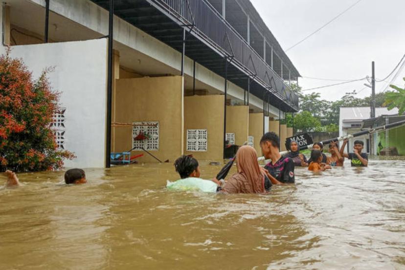 Endonezya'da afetlerde ölenlerin sayısı 303'e yükseldi