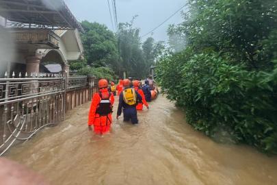Endonezya'da şiddetli yağışlar afetlere yol açtı: En az 10 can kaybı