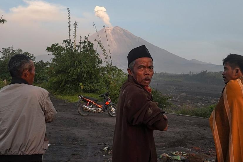 Endonezya’daki Semeru Yanardağı patladı, sıcak kül akıntılarına ve tahliyeye yol açtı