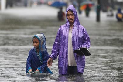 Endonezya'nın Sumatra Adası'nı sel ve heyelan vurdu: En az 90 ölü