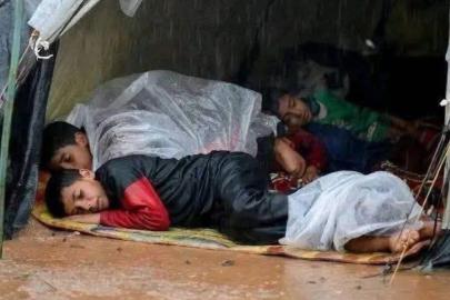 Gazze’de çocuklar, ıslanmış çadırlarda uyuyor