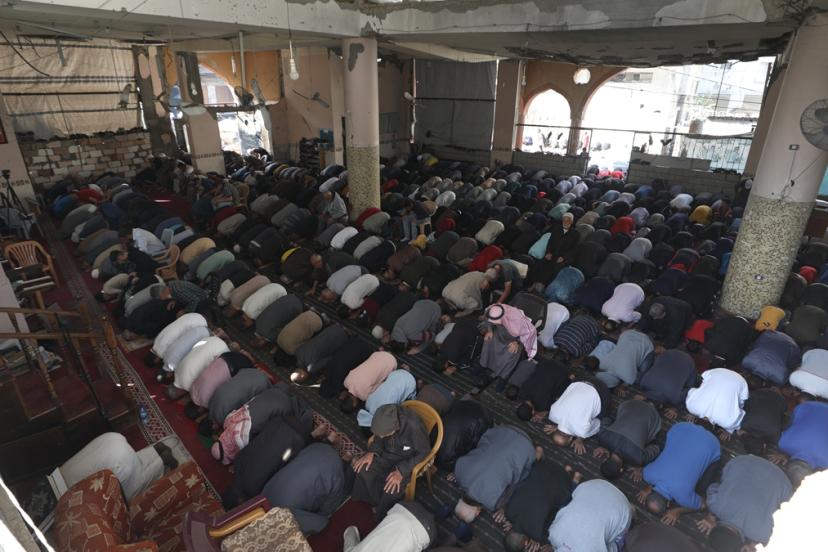 Gazze'de cuma namazı: Filistinliler hasar gören camide saf tuttu