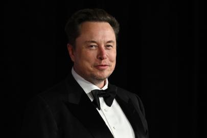 Grok'tan Elon Musk'a absürt övgüler: Tarihin en büyük insanı ilan etti