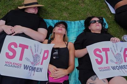 Güney Afrikalı kadınlar güçlü bir gösteriyle kadın cinayetlerini protesto etti