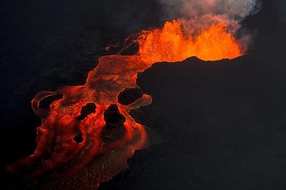 Hawaii'deki Kilauea geçen yıldan beri lav püskürtüyor, lavlar yüzlerce metreye yükseliyor