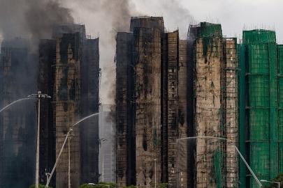 Hong Kong'da gökdelen yangını faciası: 44 kişi öldü, 279 kişi kayıp