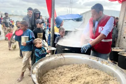 İyilik gemisi yardımları Gazze'de... Sıcak yemekler günlük 35 bine yükseldi