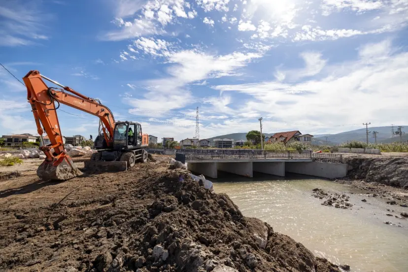 İzmir Yarımada’daki derelerden 100 bin ton malzeme çıkarıldı