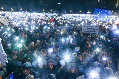 Kadife Devrimi'nin yıl dönümünde Slovaklar Fico'yu protesto etti