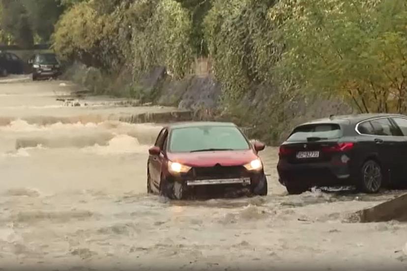 Karadağ'da sel, şiddetli yağışların ardından araçları sürüklüyor