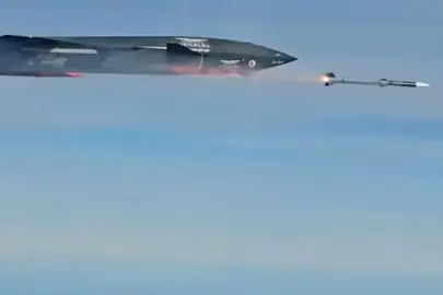 KIZILELMA havacılık tarihini yeniden yazdı: Jet motorlu uçağı havada vurdu!