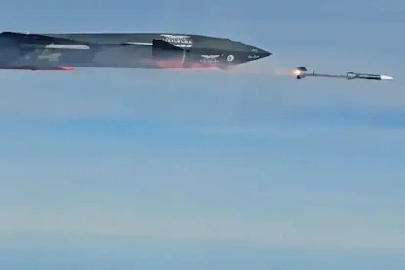 KIZILELMA havacılık tarihini yeniden yazdı: Jet motorlu uçağı havada vurdu!