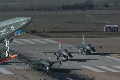 KIZILELMA havacılık tarihini yeniden yazdı: Jet motorlu uçağı havada vurdu!