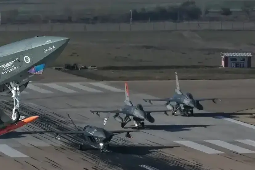 KIZILELMA havacılık tarihini yeniden yazdı: Jet motorlu uçağı havada vurdu!