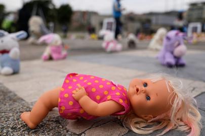 Kolombiya'da çocuk istismarı oyuncak bebeklerle protesto edildi