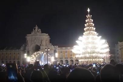Lizbon, dev ağaç ve havai fişeklerle şenlik havasına büründü