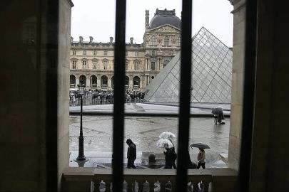 Louvre Müzesi güvenliği sıkılaştırıyor: Hırsızlık sonrası 100 yeni kamera