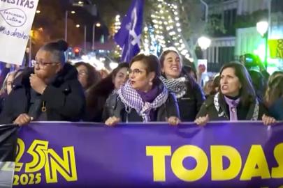 Madrid sokakları İspanya'daki cinsiyete dayalı şiddeti protesto eden binlerce kişiyle doldu