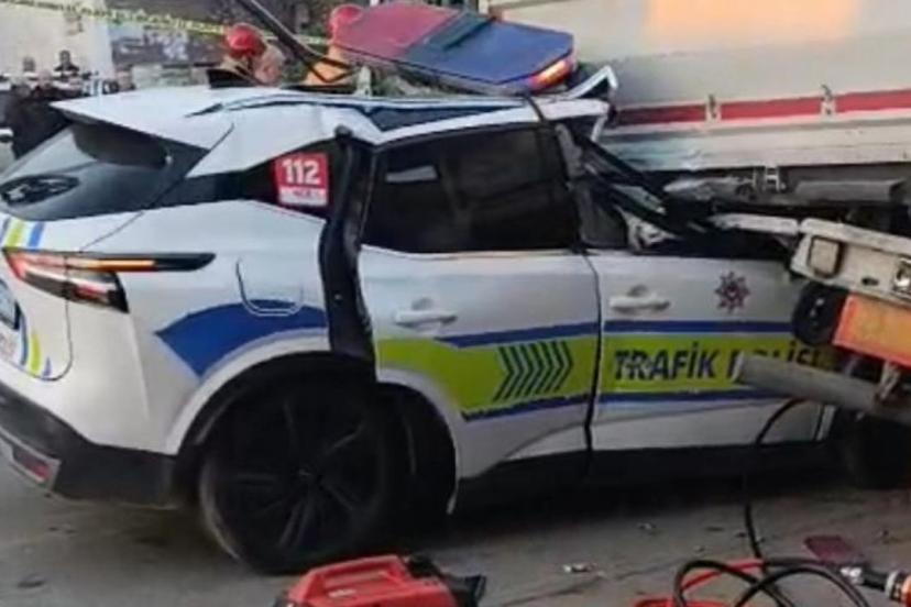 Manisa’da ekip aracı tıra çarptı: 1 polis şehit oldu
