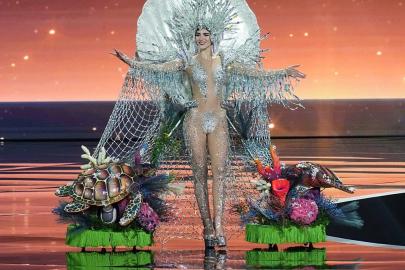 Miss Universe yarışmacıları sahnede ulusal kostümlerini sergiliyor