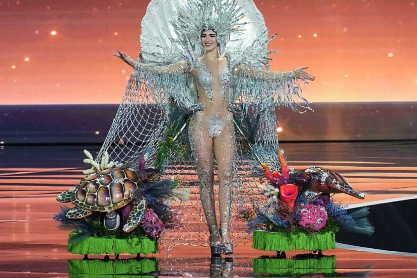 Miss Universe yarışmacıları sahnede ulusal kostümlerini sergiliyor