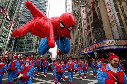 New York’ta geleneksel Şükran Günü geçidi: Dev balonlar Manhattan’da