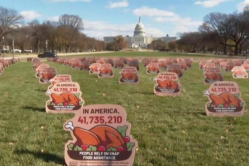 ‘Önce milyarderler yer’: Şükran Günü pankartları SNAP gecikmelerinin etkisini gösteriyor