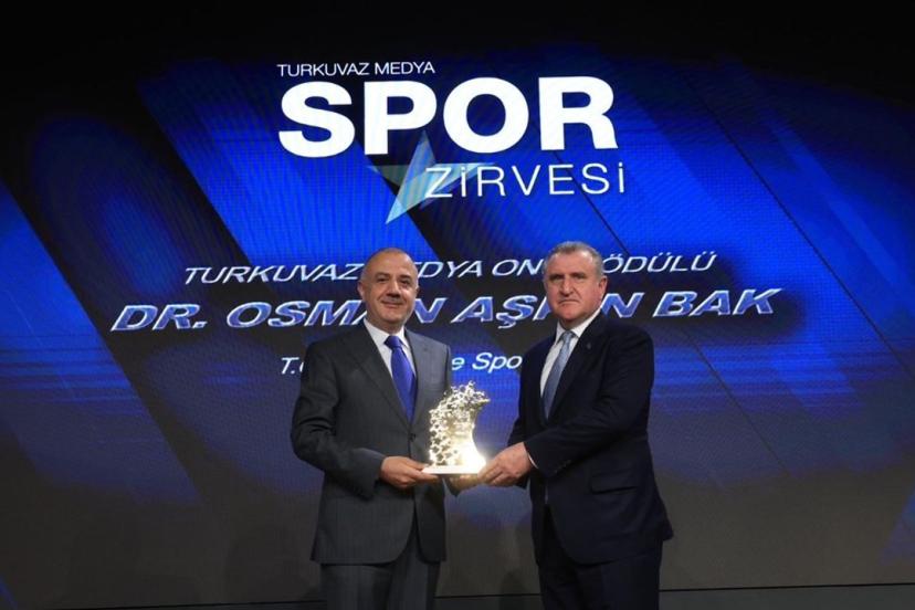 Osman Aşkın BAK'a Spor Hizmet Onur Ödülü