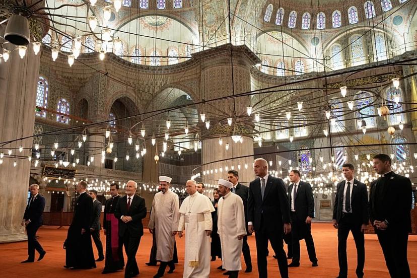 Papa XIV. Leo İstanbul'daki Sultanahmet Camii'nde kısa bir dua etti