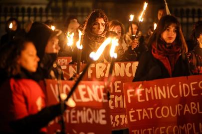 Paris'te protesto: Fransa genelindeki kadın cinayetlerindeki artış kınandı