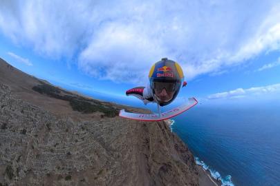 Peter Salzmann Kanarya Adaları semalarında çığır açan wingsuit uçuşuyla yerçekimine meydan okudu