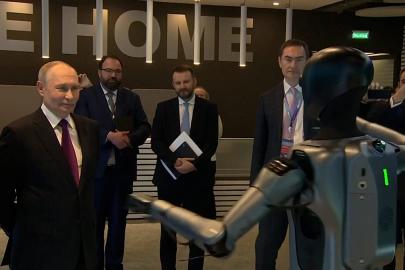 Putin dans eden robotla karşılandı, 38 yeni nükleer güç ünitesi inşa planını açıkladı